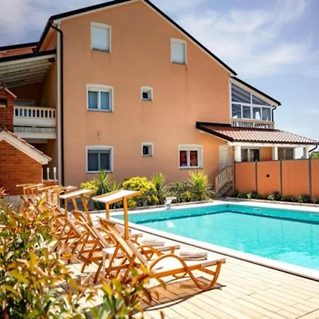 Foric -three Bedroom 3 Feriehus Rab Town